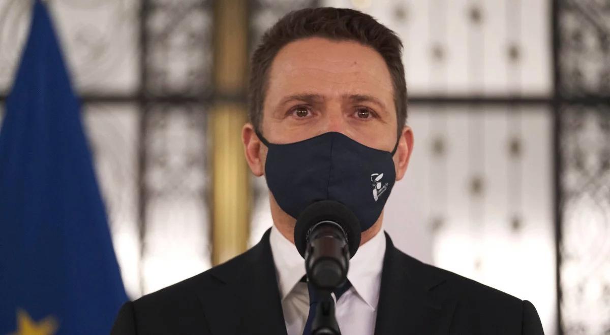 Nieprzestrzeganie przepisów sanitarnych. Trzaskowski tłumaczył się na policji
