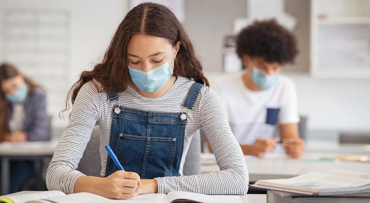 Większość szkół i przedszkoli pracuje w trybie stacjonarnym. Zobacz nowe dane MEiN