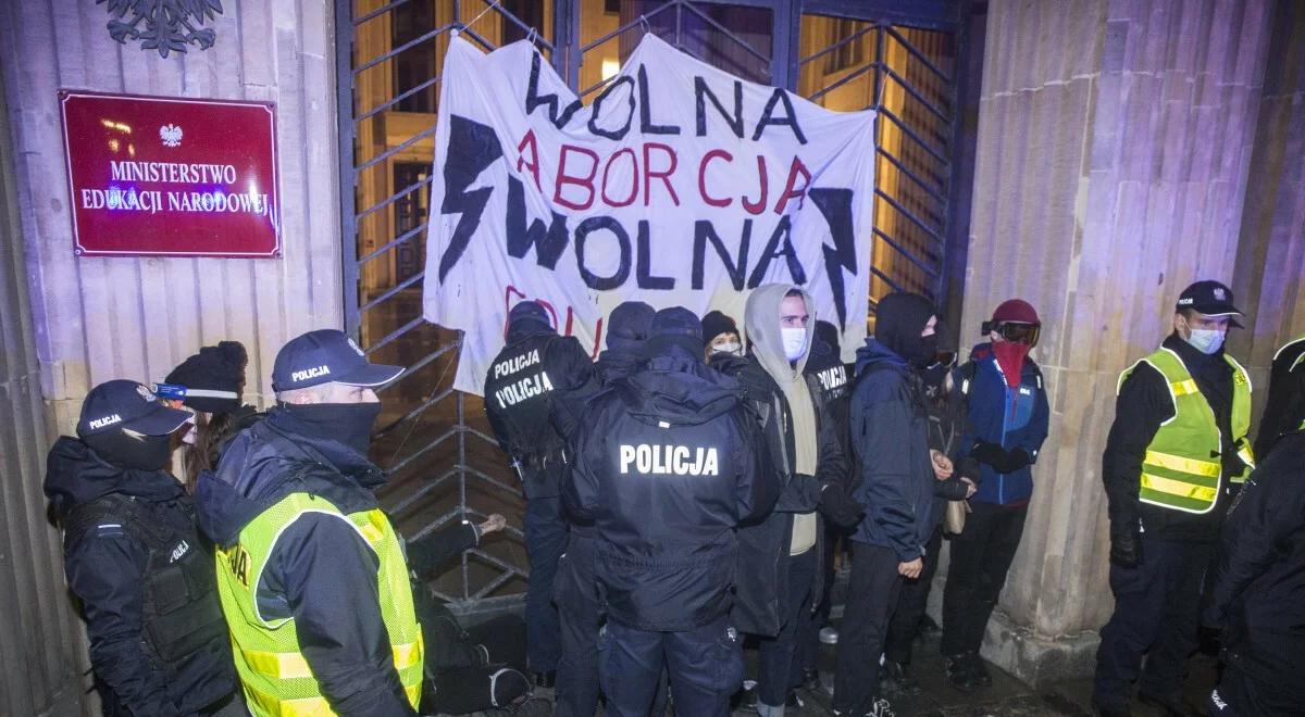 "To niepokojące". Poseł KO o zatrzymaniu fotoreporterki podczas protestu przed MEN