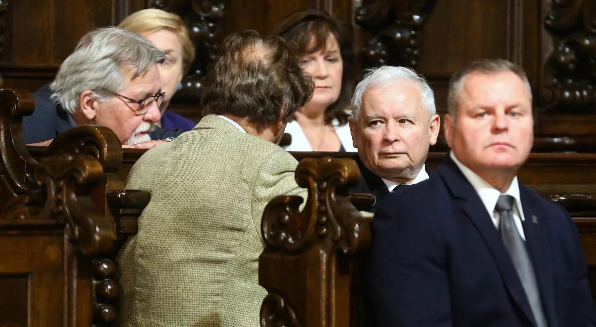 Warszawa: msza w intencji ofiar katastrofy smoleńskiej z udziałem premiera i prezesa PiS