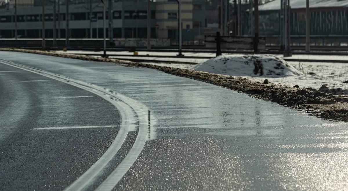 Uwaga, niebezpieczne warunki na drogach. GDKKiA ostrzega kierowców