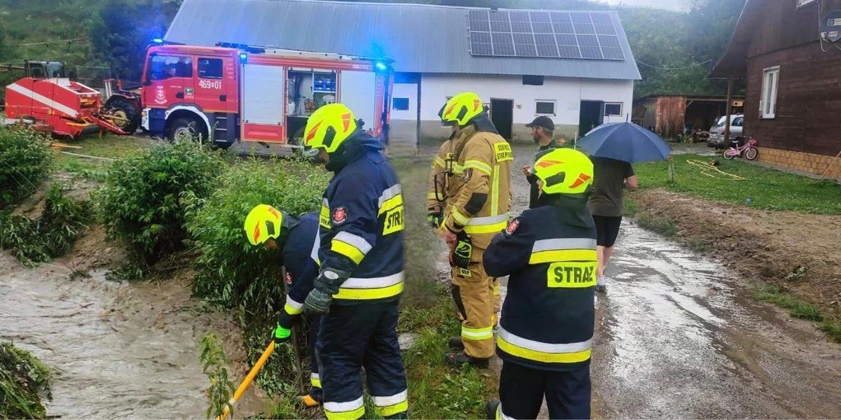 Lawina błotna, zalane piwnice i połamane drzewa. Burze na Podkarpaciu