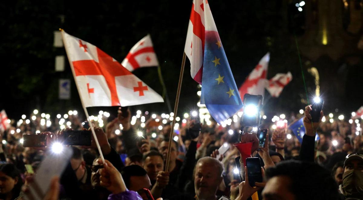 Władze Gruzji zastraszają demonstrantów. "Doniesienia o kolejnych pobiciach"