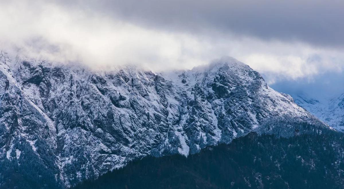 Uwaga! Coraz więcej śniegu w Tatrach. TOPR przypomina o sprzęcie i lawinowym ABC