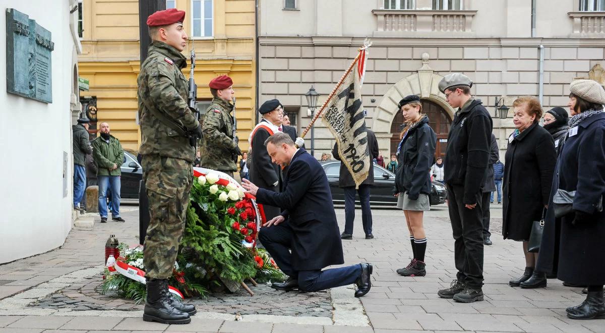 Dzień Pamięci Ofiar Zbrodni Katyńskiej. Prezydent złożył wieniec przed Krzyżem Katyńskim w Krakowie