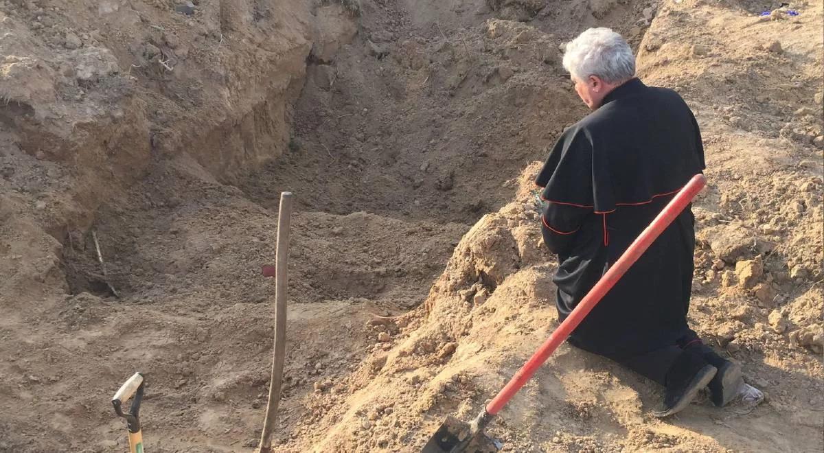 Papieski wysłannik widział zbiorowe mogiły w obwodzie charkowskim. "Brakuje słów, brakuje łez"