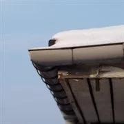 Inowrocław: zawalił się dach, 18 aut uszkodzonych