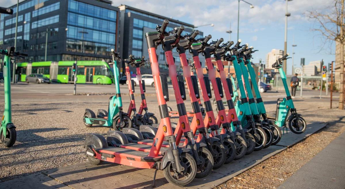 Paryż ma dość elektrycznych hulajnóg - zaśmiecają miasto i powodują wypadki. Sprawdzamy, jak jest w Polsce