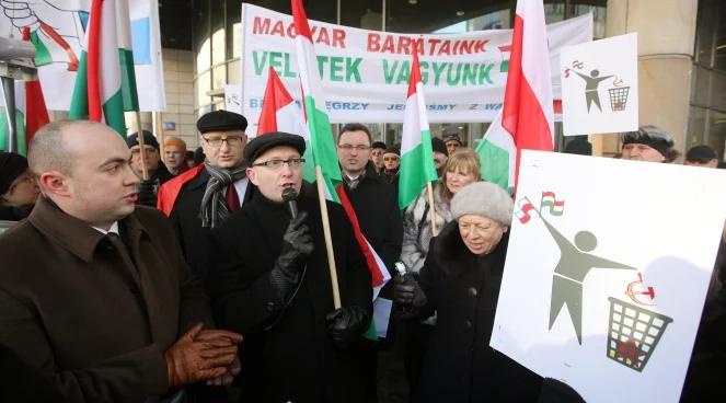 PiS popiera Orbana. "Czerwone łapy precz od Węgier"