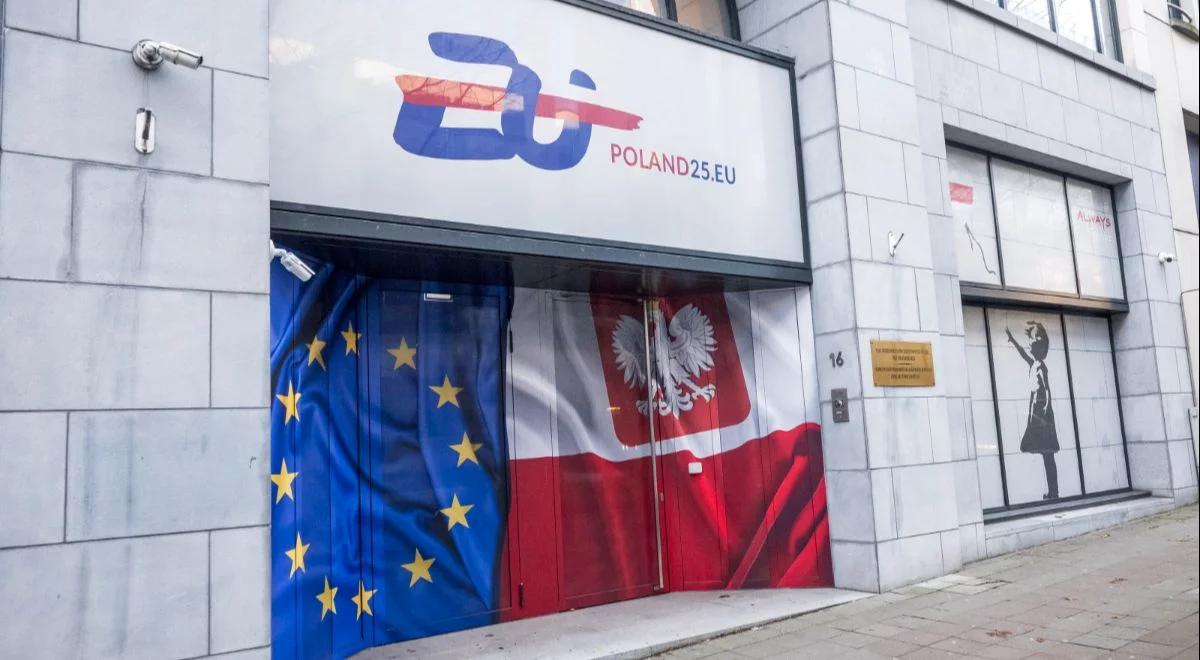 Symboliczne przejęcie sterów. Logo Polski na budynku Rady UE