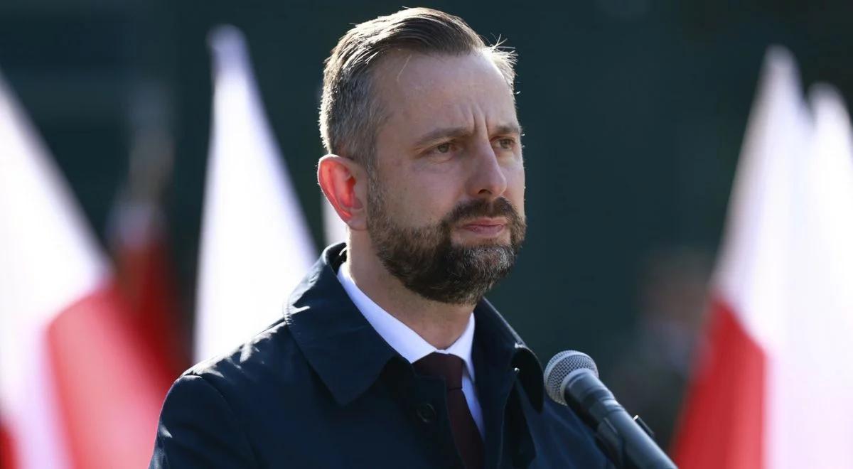 Tajne akta na wysypisku. Szef MON mówi o możliwej prowokacji