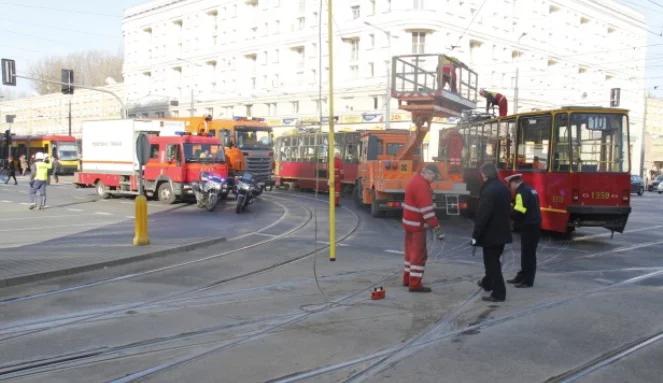 Tramwaj wykoleił się na skrzyżowaniu w centrum Warszawy. Koniec utrudnień