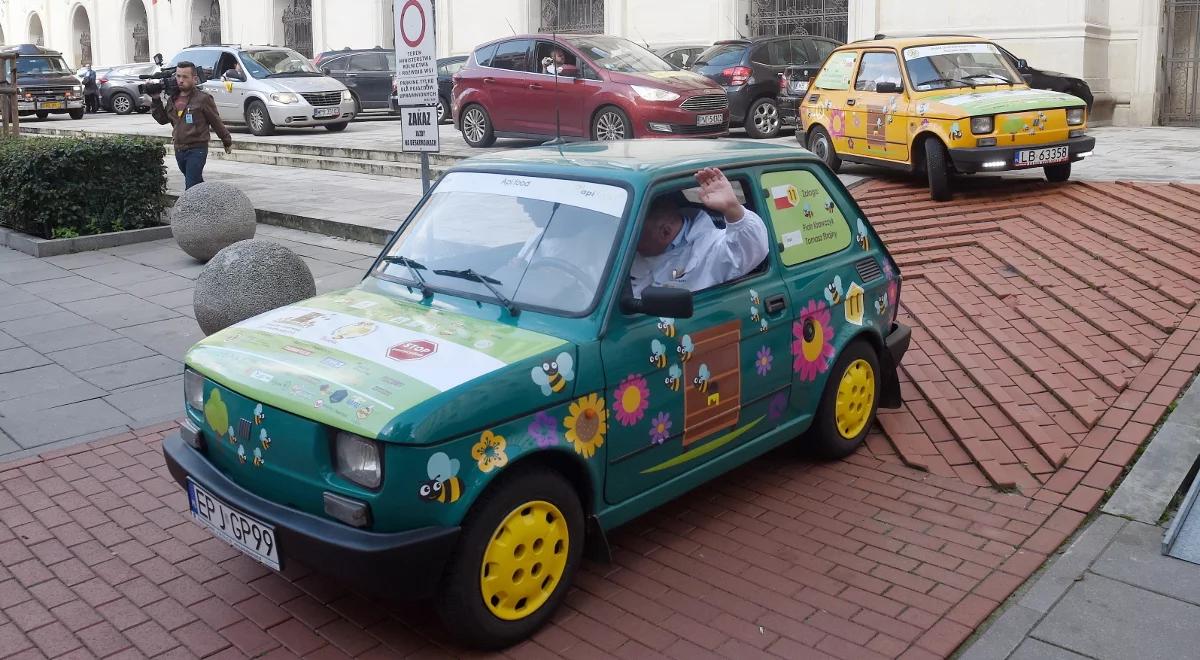 Fiatem 126p w obronie pszczół