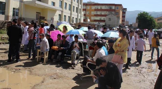 Chiny: poszukiwanie żywych po trzęsieniu ziemi