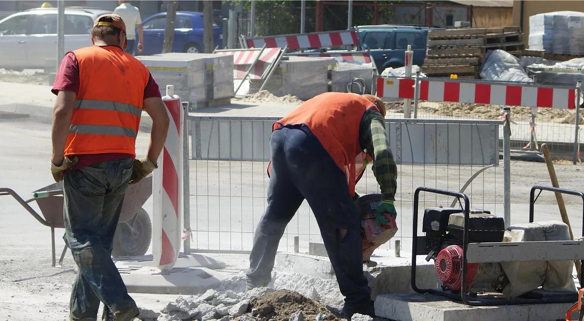 Uwaga upały: pracodawca musi pamiętać o wodzie, klimatyzacji, odzieży roboczej