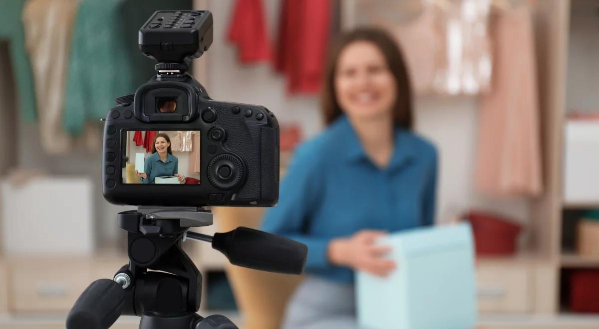 Twórcy filmów z YouTube'a i TikToka muszą zgłosić swoją działalność. KRRiT przypomina o obowiązku