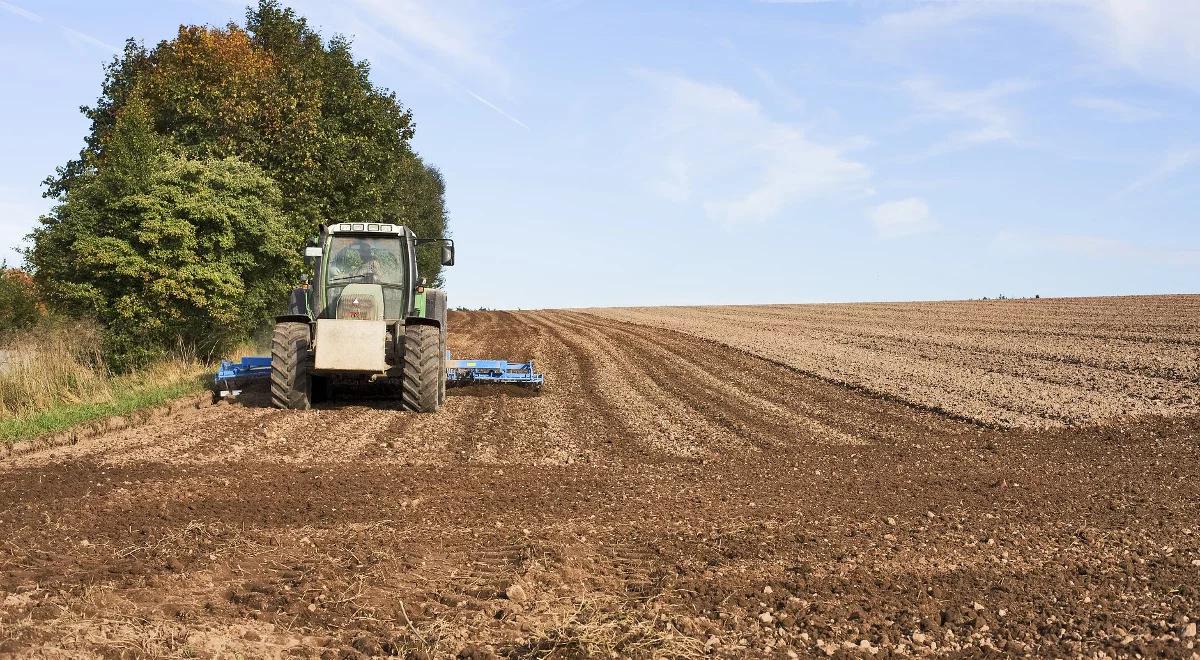 Ukraińscy rolnicy ryzykują życiem. Własnoręcznie rozminowują swoje pola