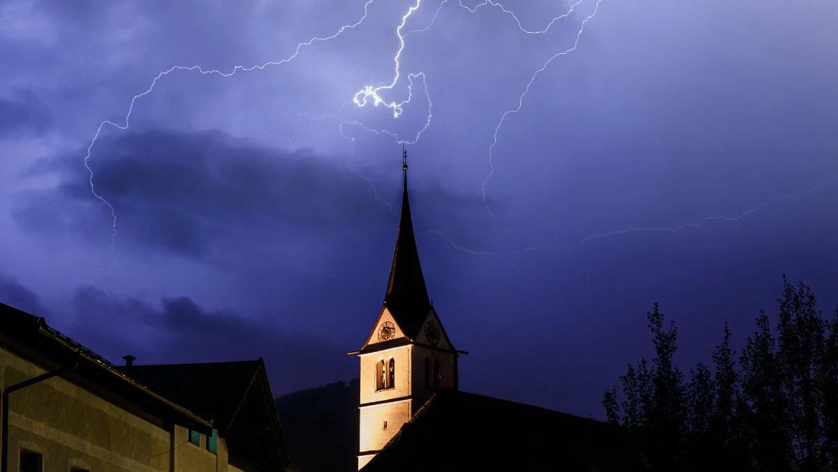 Gwałtowne burze i trzęsienie ziemi w Austrii. Zablokowane drogi, zerwane linie energetyczne