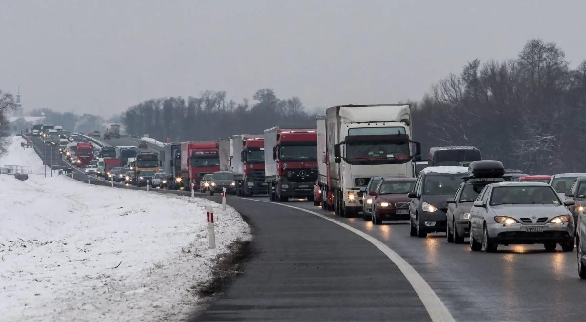 Uwaga kierowcy! Gigantyczny korek po karambolu na A4