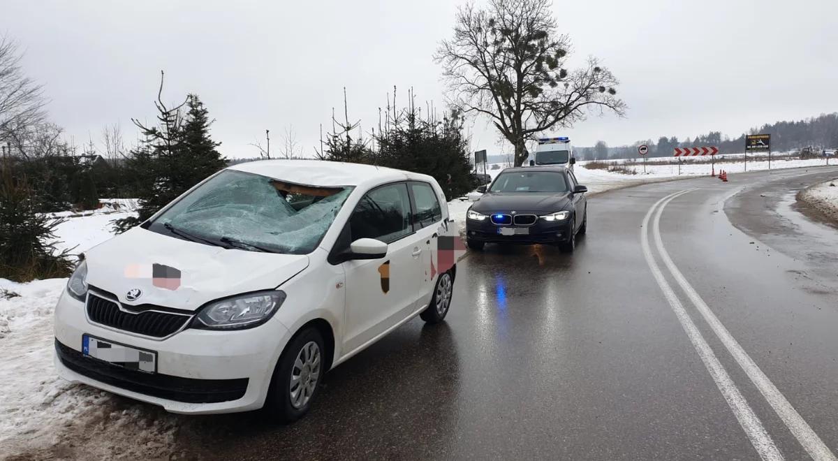 Warmińsko-Mazurskie: bryła lodu z tira spadła na osobówkę. Kierowca w szpitalu