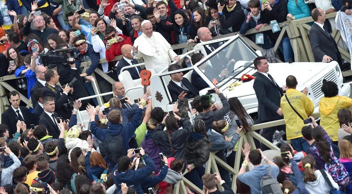  Papież Franciszek: szczęście to nie aplikacja na telefon komórkowy
