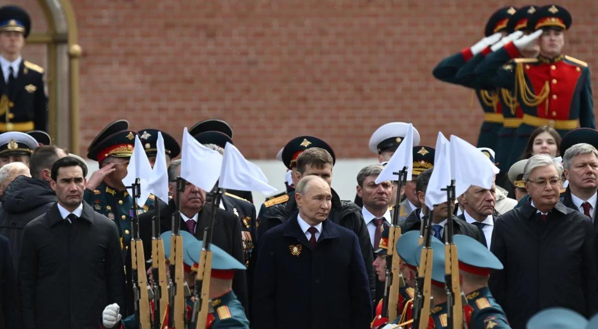 Zbrodniarze na trybunie honorowej w Moskwie. Znamienna decyzja Putina