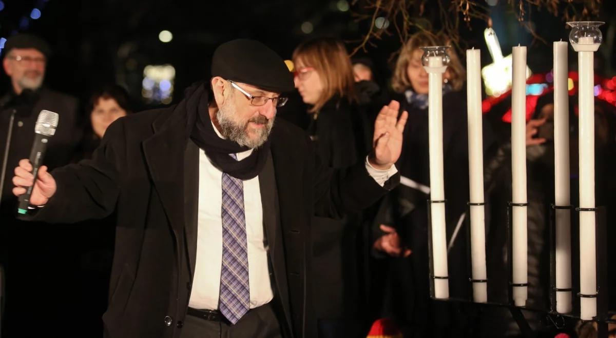 Rozpoczęło się żydowskie święto świateł. Świeca chanukowa zapłonęła też w Warszawie