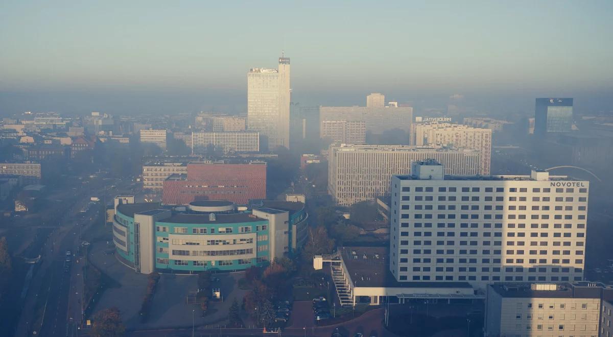 Bardzo zła jakość powietrza w województwie śląskim. Smog bliski przekroczenia poziomu alarmowego