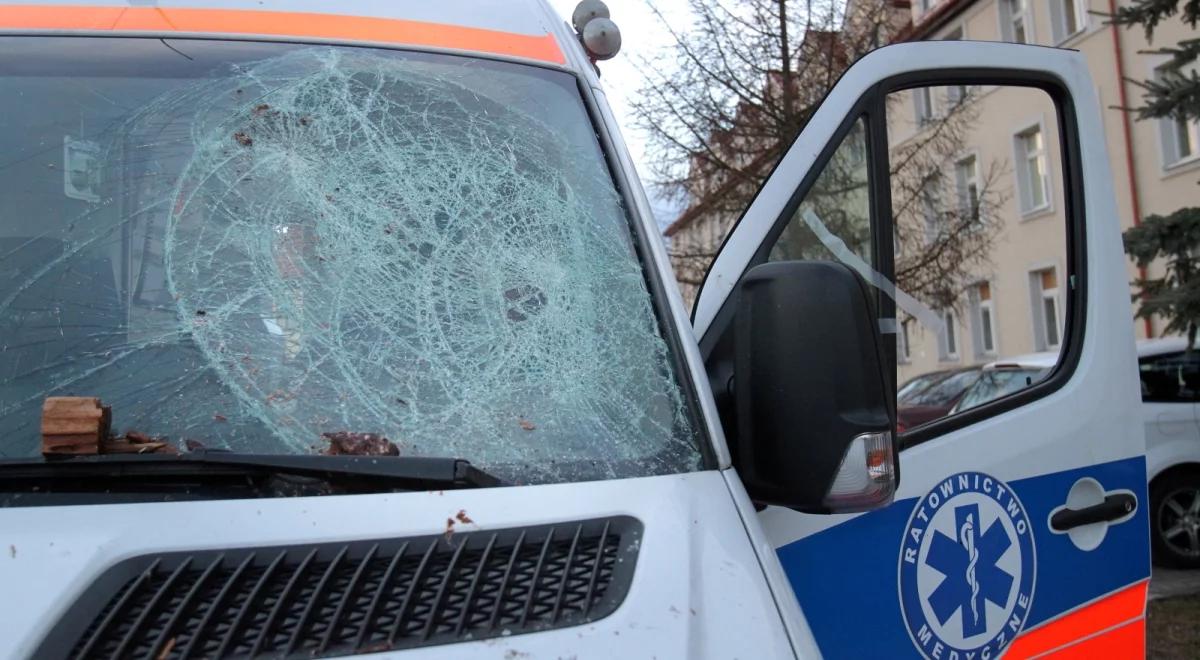 Zaatakowali kijem ambulans i sanitariuszy. Są zarzuty