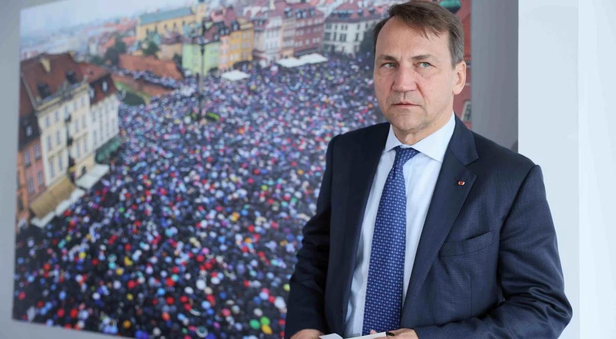 Europoseł obraził, teraz przestrzega dziennikarkę. Nie milkną echa wulgarnego wpisu Sikorskiego