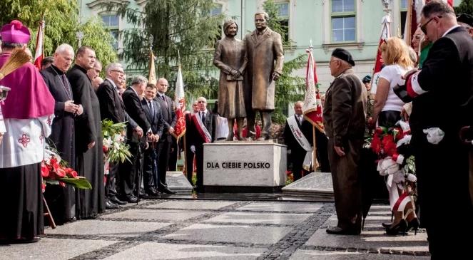 Radom: odsłonięcie pomnika Lecha i Marii Kaczyńskich