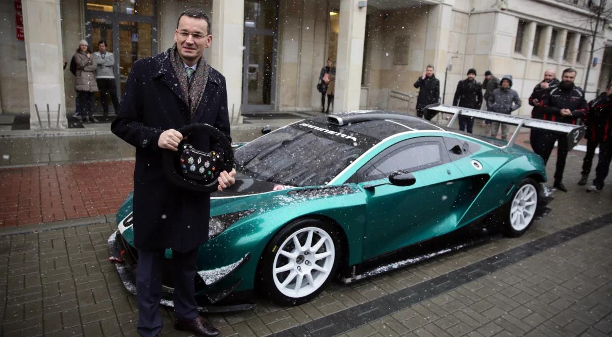 Wicepremier Morawiecki podziwiał pierwsze polskie auto wyścigowe. Hussarya pod resortem rozwoju