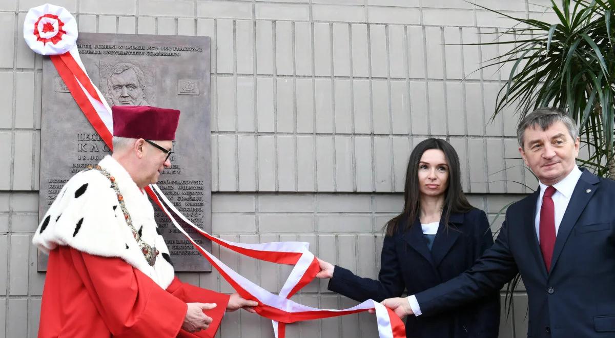 Na budynku Uniwersytetu Gdańskiego odsłonięto tablicę ku czci Lecha Kaczyńskiego