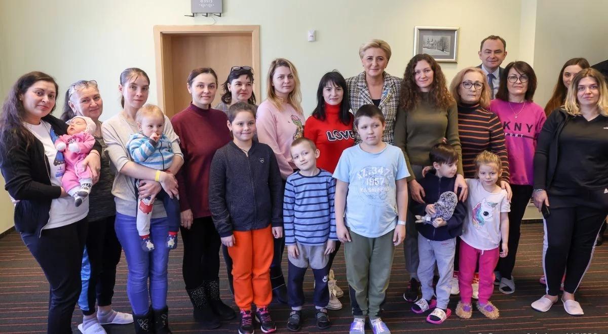 "Mam nadzieję, że poczujecie się jak u siebie w domu". Pierwsza dama odwiedziła uchodźców