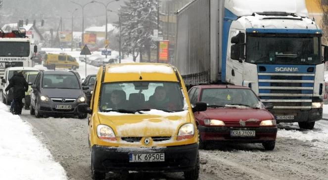 Polska pod śniegiem: korki, wypadki, opóźnione loty