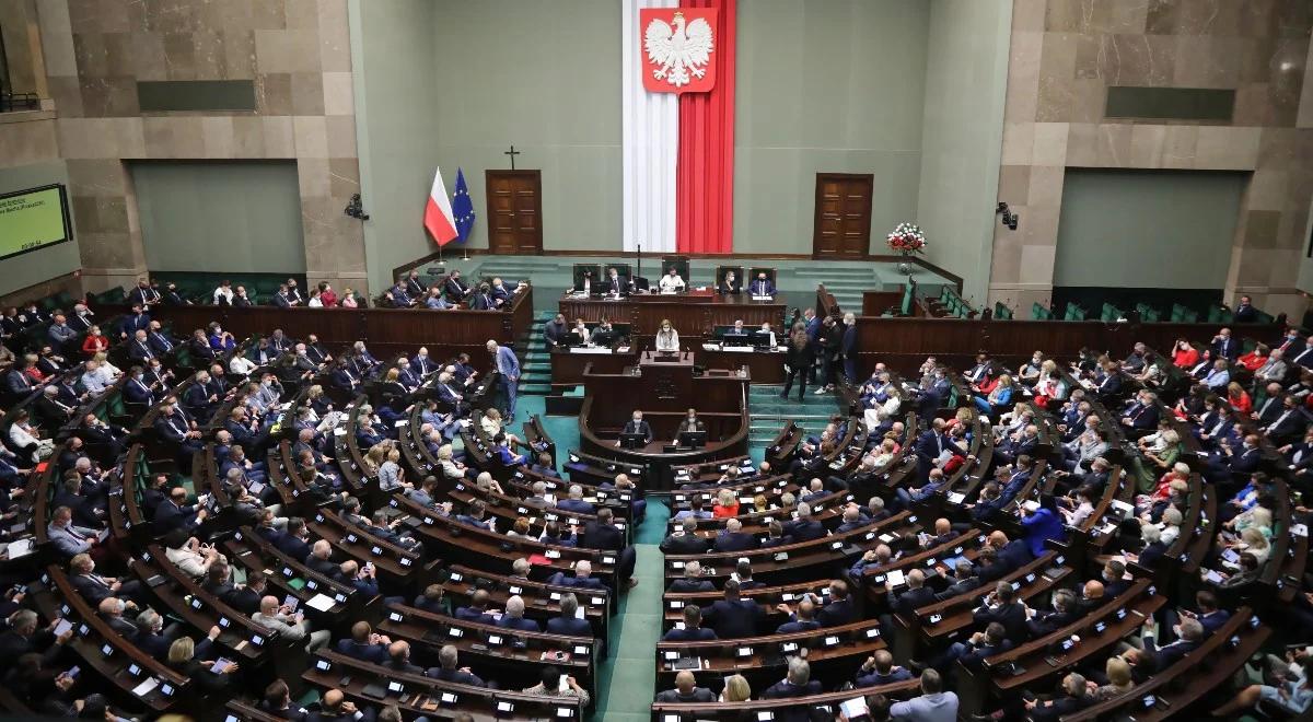Podwyżki dla zajmujących kierownicze stanowiska państwowe. Projekt skierowano do dalszych prac w komisji