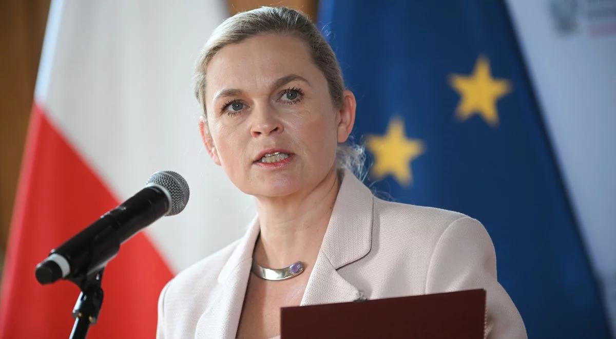 Uczniowie mają nieważne świadectwa? Nowacka odpowiada