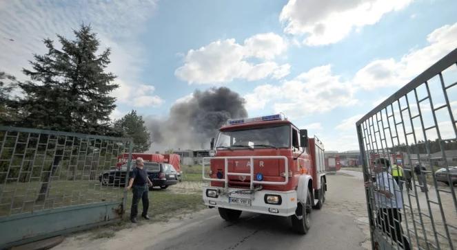 Łochów: strażacy dogaszają halę ze styropianem
