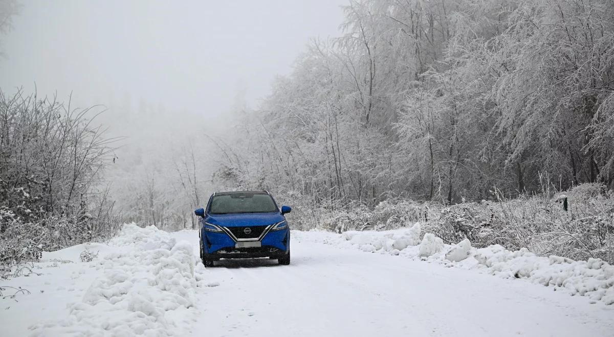 Śnieg, mgła i gołoledź. Bardzo trudne warunki na drogach. GDDKiA apeluje o ostrożną jazdę