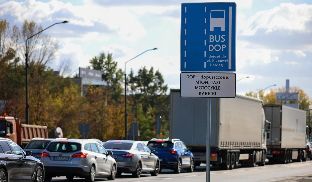 Władze Warszawy chcą ograniczania ruchu aut i podają przykład Berlina. Radny PiS wskazuje na "wieloletnie zaniedbania"