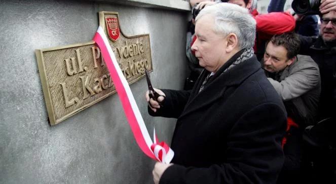 "Wiszą u klamki". Kaczyński krytykuje