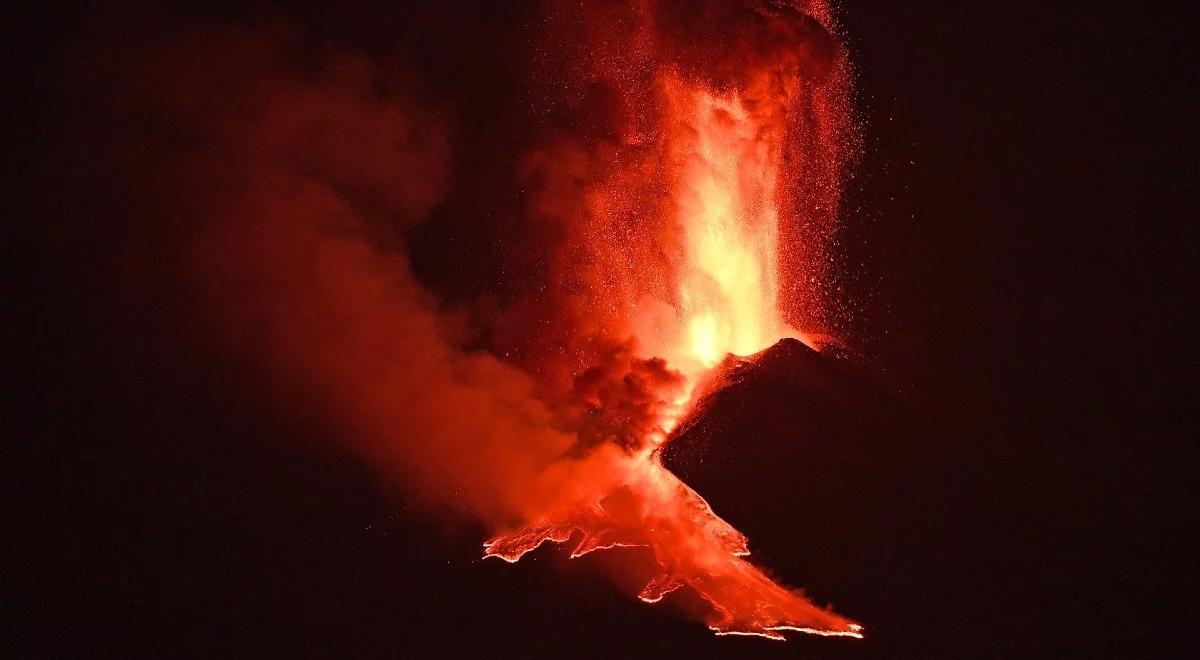 Włochy: Etna zwiększyła aktywność. Wyrzuca z siebie fontanny lawy