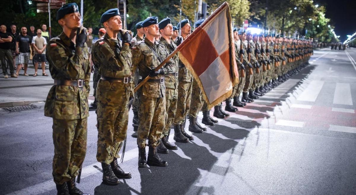 Wojsko na ulicach Warszawy. Nocna próba przed świętem 15 sierpnia
