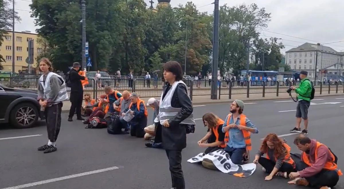 Aktywiści przykleili się do jezdni. Zablokowali Aleję Solidarności w Warszawie