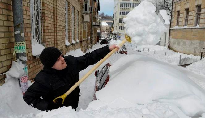 Ukraina tonie w śniegu. Zasypane drogi, problemy z dostawą żywności