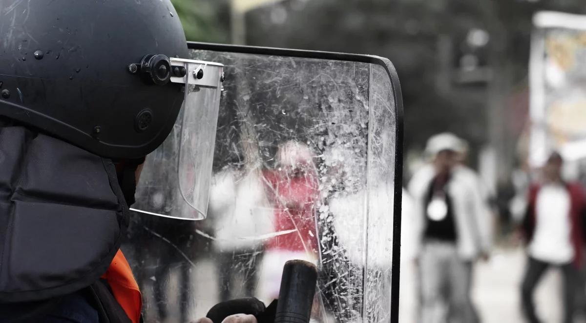 Francja: w Paryżu kolejna noc starć po zabiciu Chińczyka przez policję