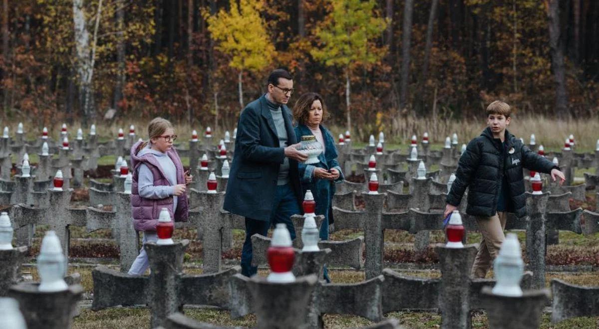 Premier odwiedził cmentarz w Palmirach. "Pamiętajmy, by zapalić świeczkę na grobach walczących za wolność"