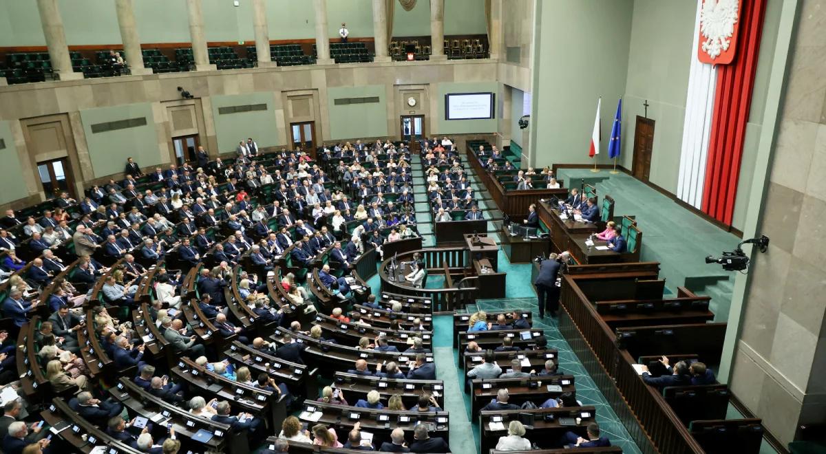 Sondaż. Zmiana na szczycie i pięć ugrupowań w Sejmie