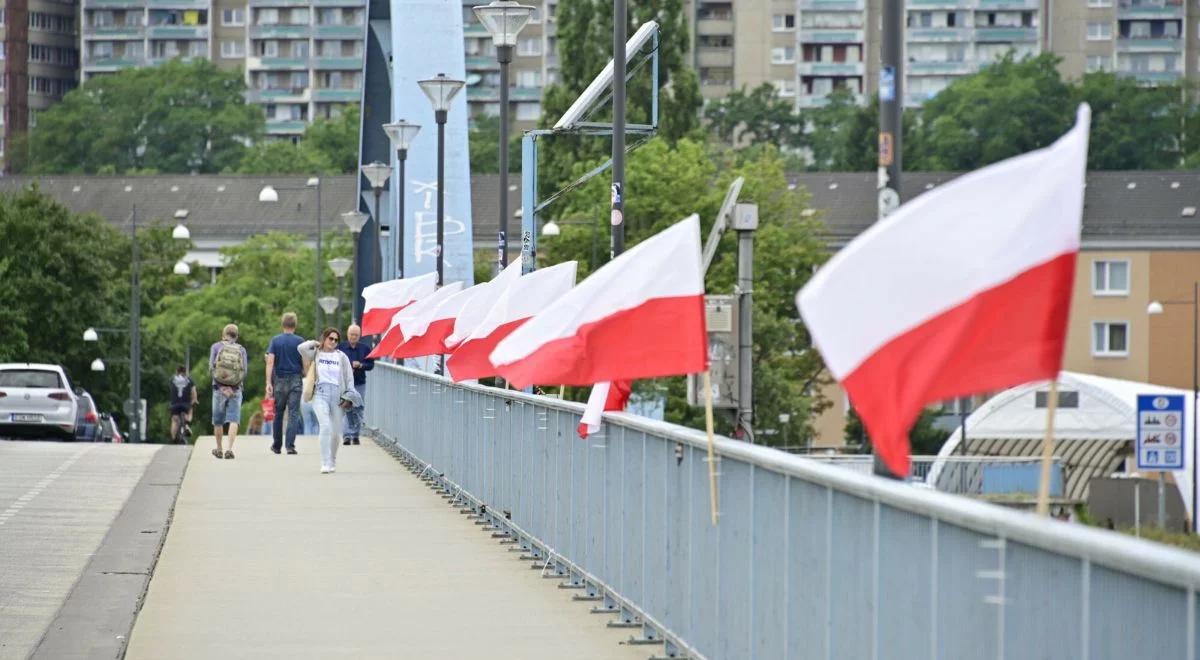 Z mostu trafiły do Odry. Niemiec odpowie za zniszczenie polskich flag