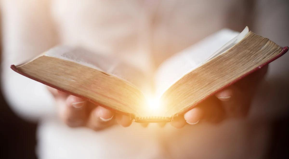 Akcja #BibliaNaDziś. Episkopat zachęca do dzielenia się cytatami z Pisma Świętego